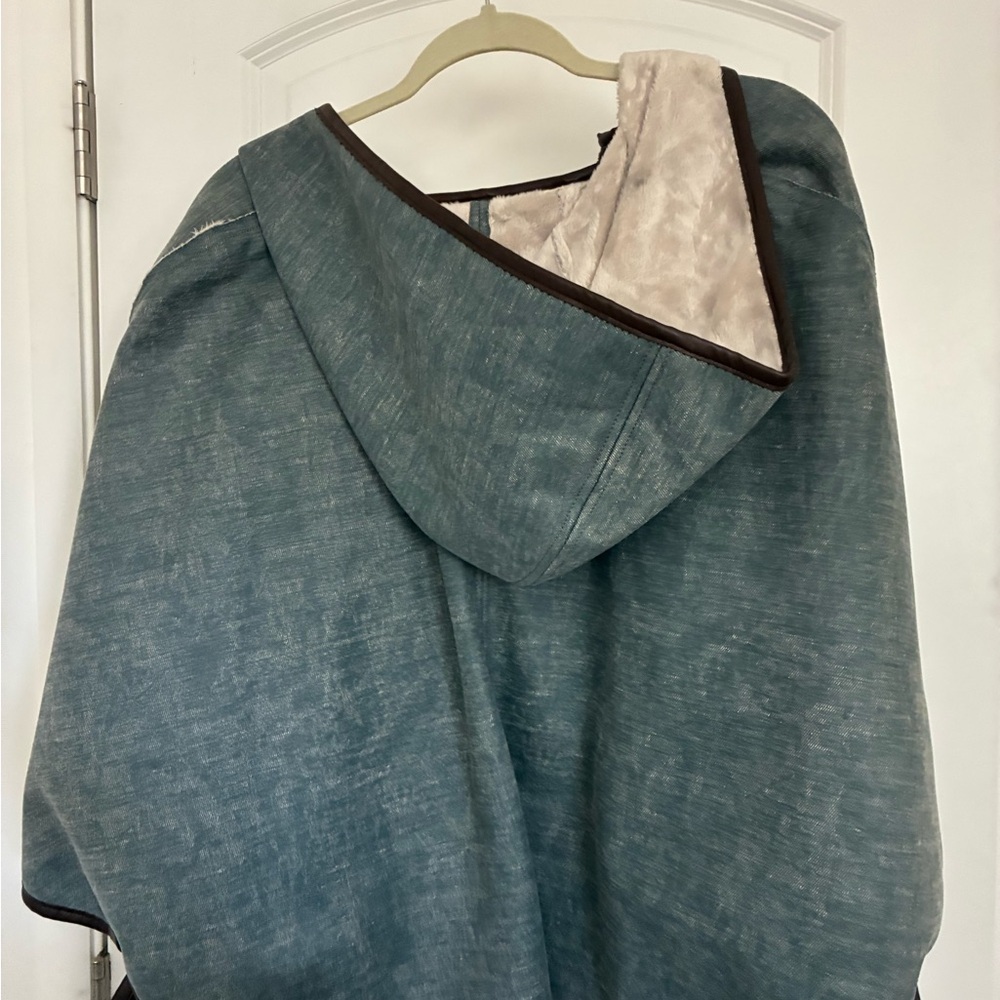 Anthropologie reversible denim and Sherpa poncho with faux leather trim - Picture 7 of 9